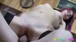 زوجة الأب الشهوانية تعلم ابنتها درساً جنسياً صريحاً