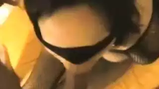 زوجة غير مخلصة تستمتع بشرج عنيف مع غرباء مجهزين جيداً