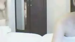 مراهقة آسيوية تمتلئ فتحاتها على كاميرا الويب إباحية شديدة