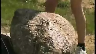 يلعب الفراخ الجميلة القذرة أثناء وجود الثلاثي مع أكثر من رجل واحد في نفس الوقت