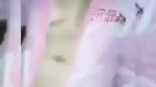 مريضة يفحصها طبيبها بلطف و هي فب قمة الخجل