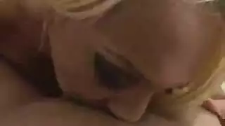 العاشقة الممتلئة المجنونة تتعرض للجماع الفموي الوحشي