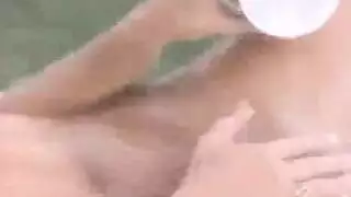 شقراء عاهرة هايدي كريب تلمس فرجها المبلل على الأرض