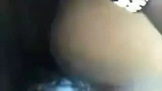 عاهرة سمراء ذات شعر مجعد تخدم قضيبين صلبين في مشهد اختراق مزدوج إكس إكس إكس