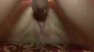 فتاة ناضجة مثيرة تأخذ عضوي بعمق في كسها بينما تضغط على ثدييها