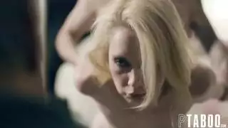 شقراء فاتنة كبيرة الصدر تبتسم ثم تتعرى بالكامل