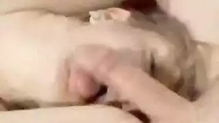 عاهرة مراهقة تأخذ عدة أعضاء ذكرية في مشهد قاسي