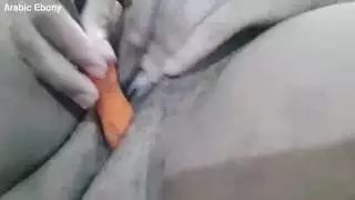 عاهرة عربية تحصل على تحفيز لبظرها وفرجها بواسطة آلات جنس