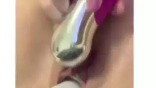 الظهور الإباحي الأول للعذراء الصغيرة: جماع بالألعاب وتمديد الفتحة العميقة