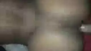 فتاة نحيفة تغري قضيباً سميناً حتى يصبح صلباً ثم تركبه بقوة