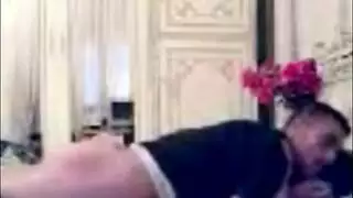 جماع عنيف: خادمة عربية تأخذه عميقاً في وضعية الفارسة الخشنة