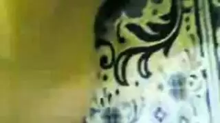 العاهرة العربية ذات الصدر الكبير تتوق للسائل المنوي على ثدييها