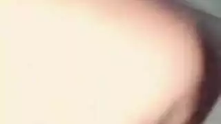 عاهرة شقراء على ركبتيها تثير جسدها المشدود في بيكيني