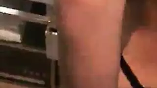 فتاة مذهلة تمارس العادة السرية بقوة باستخدام قضيب اصطناعي