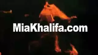 أنثى رائعة تتوسل للعمل الجنسي العنيف