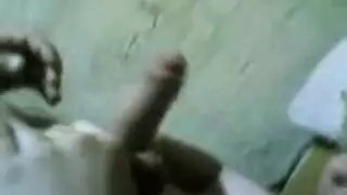 حلق الفتاة المصرية يتمزق بواسطة عمود ضخم