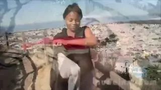 إباحية خارجية مع فرج مغطى بالساتان وجوارب سوداء