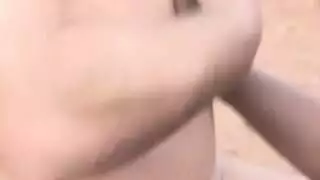 جنس عنيف صحراوي: امرأة ناضجة بلون الشوكولاتة ترضع قبل وضعية الكلب المكثفة