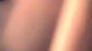 مراهقة ذات ثديين ضخمين تعبث ببظرها وهي تشاهد إكس إكس إكس