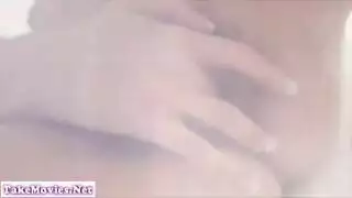 فتاة ساخنة تستمني كسها المحلوق حتى تبلغ ذروة شديدة