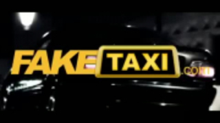سائق سيارة أجرة الساخنة يحصل على قضيب جلدي مارس الجنس من قبل الركاب