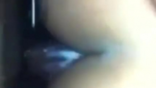 فاتنة الأبنوس هو سخيف رجل تحب كثيرا، في حين أن أنبوب كبير قرنية يضيء.