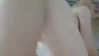 امرأة سمراء نحيفة يحصل لها ثقوب ضيقة مارس الجنس في هذا الفيلم بوف المتشددين