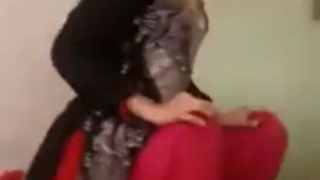 الفتيات الساخنة يستمناء على الأريكة، مع بعض الزجاج الفاخر دسار جلبوا المنزل