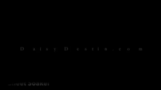 تحب Daisy Jones الحصول على الحمار مشدودًا في حين أن شريكها يمارس الجنس معها مثل الجنون