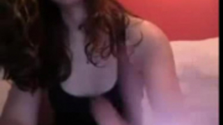 امرأة سمراء جميلة على وشك ممارسة الجنس أمام كاميرا الويب الخاصة بها، في غرفة نومها