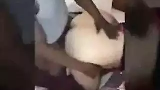رجلان أسودان في مزاج يمارسان الجنس مع زوجة أفضل صديق له ، خلف ظهرها
