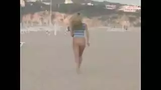 فتاة شاطئ صنم مع الديك الضخم.