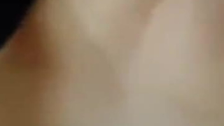 يرتدي أحمر الشعر الاسترالي رائع غنيمة لطيفة في حمام السباحة.