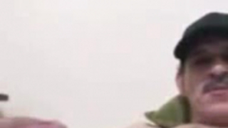 شقراء ناضجة قرنية جدا مع حلمات كبيرة هو التواء لها الأسود ، دسار اللاتكس مع الديك