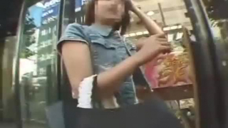 فتاة هواة يابانية على وشك البدء بالصراخ من المتعة بينما يصنع صديقها فيديو لها