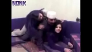 سكس عربي نيك مع رجل ناضج و شرموطتين