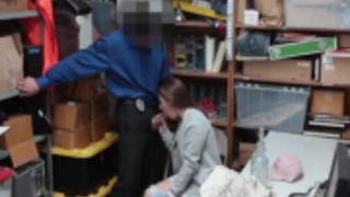 ضابط شرطة قرنية يحصل الحمار مارس الجنس من الخلف قبل التجاذبات من الصعب الديك