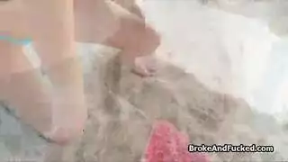 نيك فتاة بالبكيني على شاطئ مشمس على الرمال
