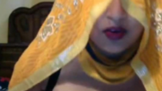 امرأة مفلس هي بالإصبع كس شعرها أثناء الحصول على ضعف، في المنزل.