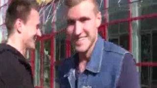 رجل يمص زبه بفمه