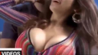 غالبا ما يذهب ميا سكارليت إلى غرفة معيشة كاران بري أو غرفة نوم للحصول على مارس الجنس بدلا من مجالسة الأطفال.