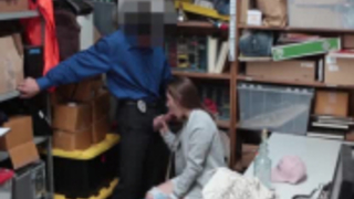 ضابط شرطة مقرن يمارس الجنس مع مساعده المشاغب أثناء وجوده في المستشفى ، من الخلف