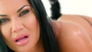 ينتجم الياسمين جاي مع الأرجل ينتشر ساقيها