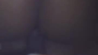 المرأة السوداء مع الوشم على وشك ممارسة الجنس مع رجل تحب كثيرا.
