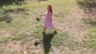 تتسخ فيبي بروكس الصغيرة مع خرطوم حديقة على صاحب الديك في الهواء الطلق