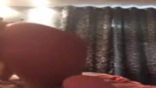 شقراء بارد يحصل على قصفها من قبل صديقها السابق، بينما يضر بملك.