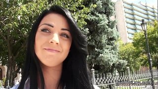 قذف في مكان عام من قبل فتاة ذات عيون خضراء