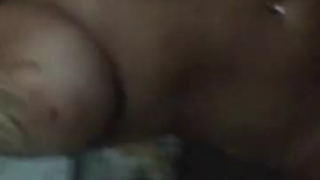 فتاة جامعية صغيرتي هي في حالة حب مع رجل من حيها، ويريد الجنس