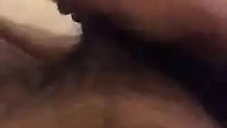 رجل قرني يمارس الجنس مع فاتنة سوداء ساخنة في نفس الوقت أثناء وجودها على الأرض