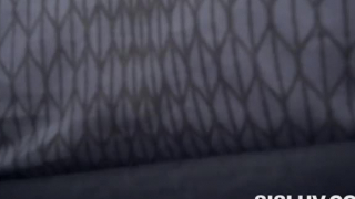تبذل Amara Romani قصارى جهدها لأخذ قضيب رئيسها المتزوج أثناء مشاهدته